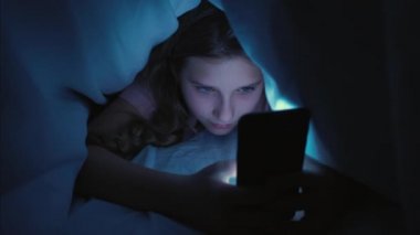 Gençlerin eğlencesi gece geç saatte sohbet eden kız akıllı telefonu.