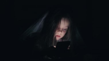 Gece yarısı çocuk telefonu çevrimiçi sohbet kızı saklanıyor