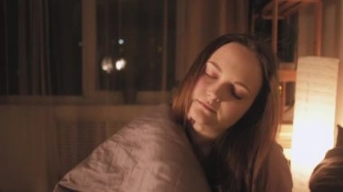 İyi geceler. Yorgun kadın uykuya dalıyor.