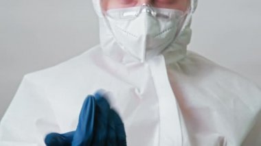 Laboratuvar teknisyeni, tıbbi kontrol seti 2 'yi çağırıyor.