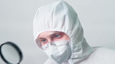 Sağlık uzmanları maske büyüteç