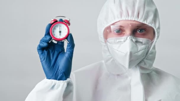 Enfermedad estacional médico ppe googles reloj despertador — Vídeo de stock