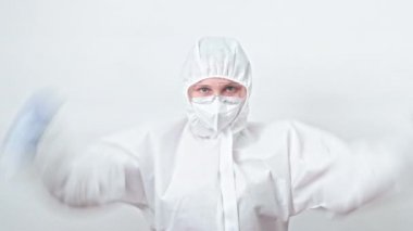 Sağlık çalışanı beyaz koruyucu giysi gücü