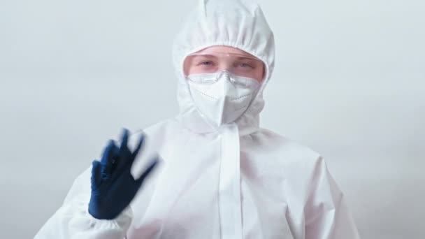 Healthcare scientist ppe showing doubtful result — Stock Video