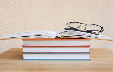 Okuma. Kitap ve gözlük