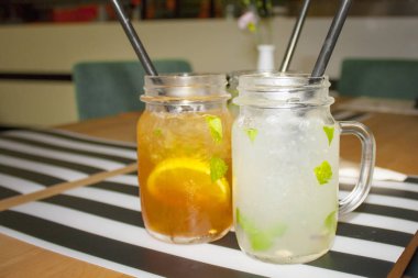 Serinletici buzlu çay ve limonata yaz sıcağında