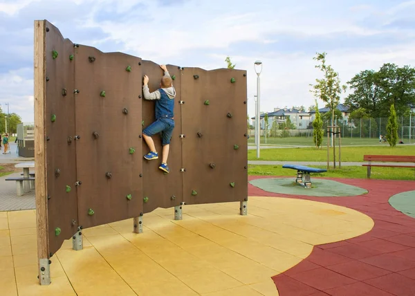 Parete da arrampicata per bambini — Foto Stock