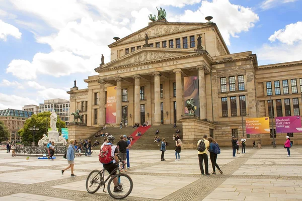 Berlin. Gendarmenmarkt yakınındaki Konzerthaus insanlar. Ju 5