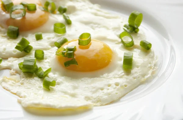 Välsmakande frukost. Ägg & grön lök — Stockfoto