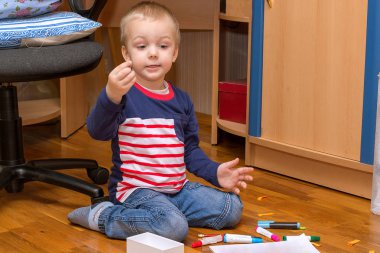 neşeli ve neşeli bir çocuk