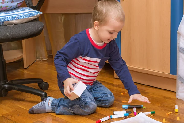 neşeli ve neşeli bir çocuk