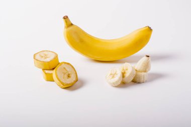 Muz ve dilim, izole arka plan