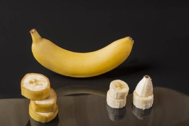 Muz ve dilim, izole arka plan