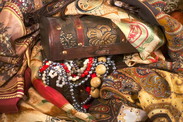Σύνθεση των motley textille και εκλεκτής ποιότητας κοσμήματα μόδας στην παλιά che — Φωτογραφία Αρχείου