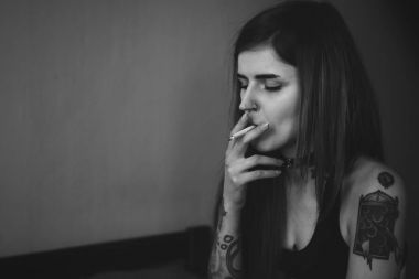 Genç kadın uzun saçlı yasaktır yatak ile dövme 