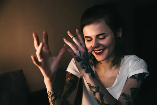 Молодая татуированная женщина дергается — стоковое фото