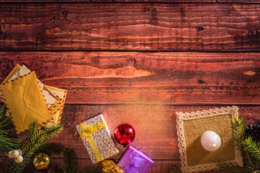 Noel dekorasyonları ahşap bir zemin üzerine Üstten Görünüm