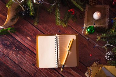 Ahşap masa süslemeleri ve bedeni ile yeni yıl tebrik kartı