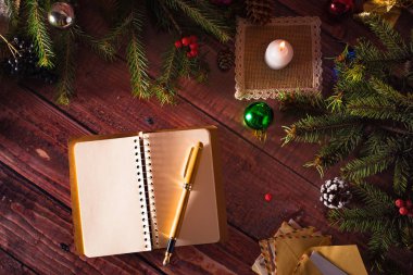 Ahşap masa süslemeleri ve bedeni ile yeni yıl tebrik kartı