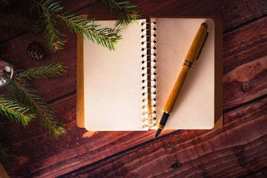 Ahşap masa süslemeleri ve bedeni ile yeni yıl tebrik kartı