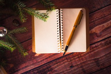 Ahşap masa süslemeleri ve bedeni ile yeni yıl tebrik kartı