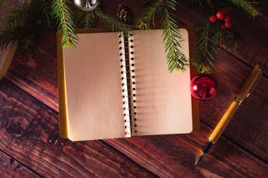 Ahşap masa süslemeleri ve bedeni ile yeni yıl tebrik kartı