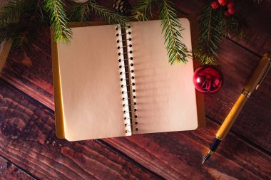 Ahşap masa süslemeleri ve bedeni ile yeni yıl tebrik kartı