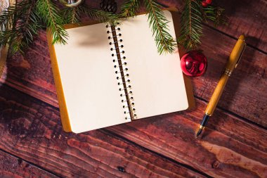 Ahşap masa süslemeleri ve bedeni ile yeni yıl tebrik kartı