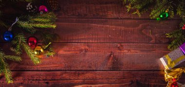 Noel dekorasyonları ahşap bir zemin üzerine Üstten Görünüm