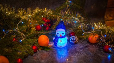 Noel süslemeleri ile ışık ve kardan adam