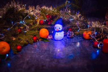 Noel süslemeleri ile ışık ve kardan adam