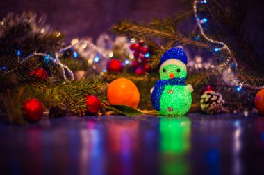 Noel süslemeleri ile ışık ve kardan adam