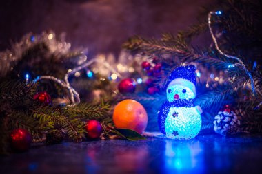 Noel süslemeleri ile ışık ve kardan adam
