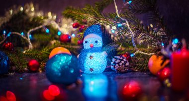 Noel süslemeleri ile ışık ve kardan adam