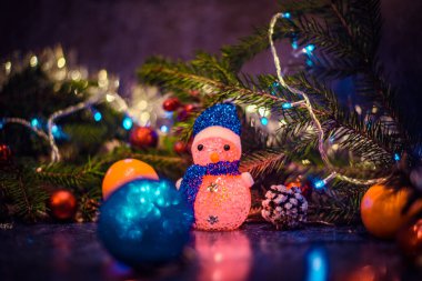 Noel süslemeleri ile ışık ve kardan adam