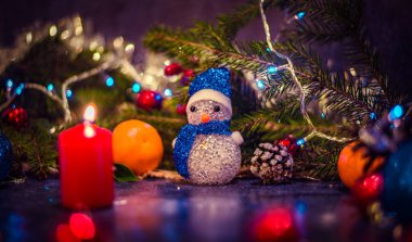 Noel süslemeleri ile ışık ve kardan adam