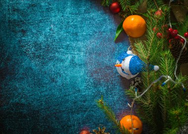 Yılbaşı süsleri ve taze clementines. Üstten Görünüm