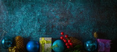 Noel süslemeleri ile ışık ve hediyeler. Üstten Görünüm