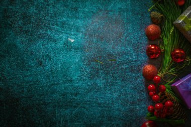 Noel süslemeleri ile ışık ve hediyeler. Üstten Görünüm