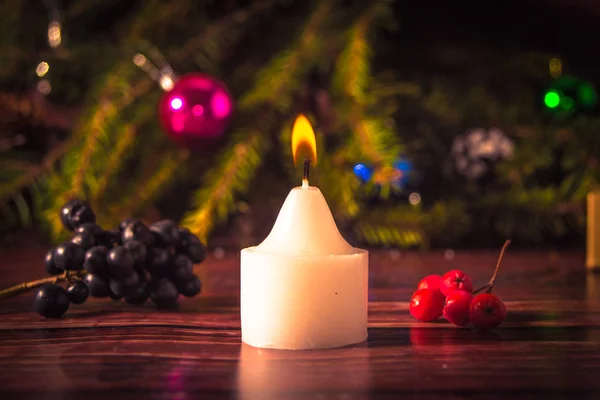 Vánoční dekorace s vánoční koule a svíčky — Stock fotografie