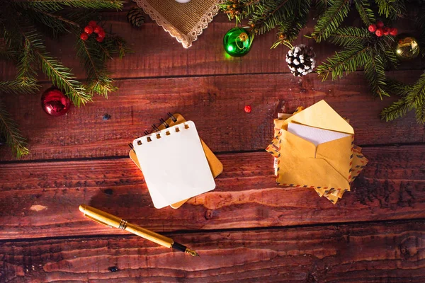 A fából készült asztal és dekoráció Karácsony Szilveszter üdvözlőlap — Stock Fotó
