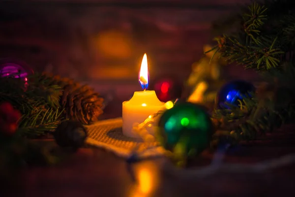 Weihnachtsdekoration mit Weihnachtskugeln und Kerzen — Stockfoto