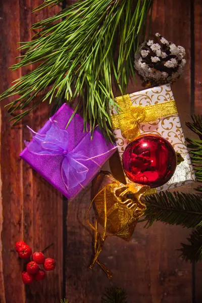 Regali e palle con albero di Capodanno — Foto Stock