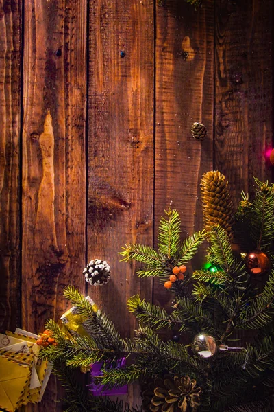 Vista superior sobre fondo de madera con decoraciones navideñas —  Fotos de Stock