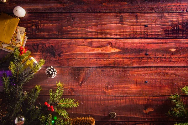 Vista superior sobre fondo de madera con decoraciones navideñas —  Fotos de Stock