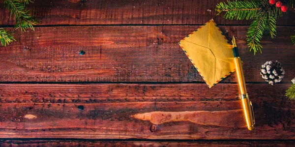 Vista superior sobre fondo de madera con decoraciones navideñas —  Fotos de Stock