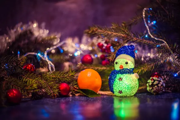 Decorações de Natal com luzes e boneco de neve — Fotografia de Stock
