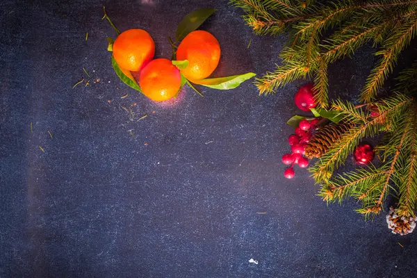 Weihnachtsdekoration und frische Clementinen. Ansicht von oben — Stockfoto