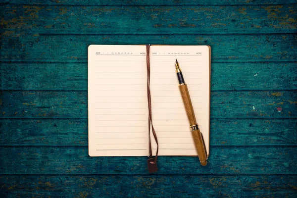 Vista superior, cuaderno y papel con bolígrafo —  Fotos de Stock
