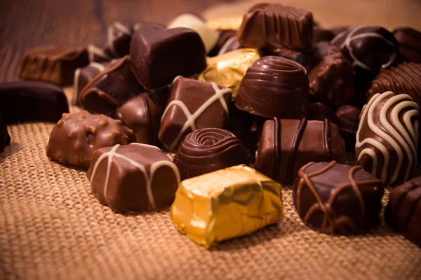 Assortiment Chokoladen op houten achtergrond — Stockfoto